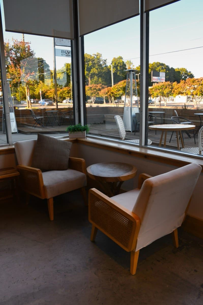 Interior del café con vista a South Boulevard