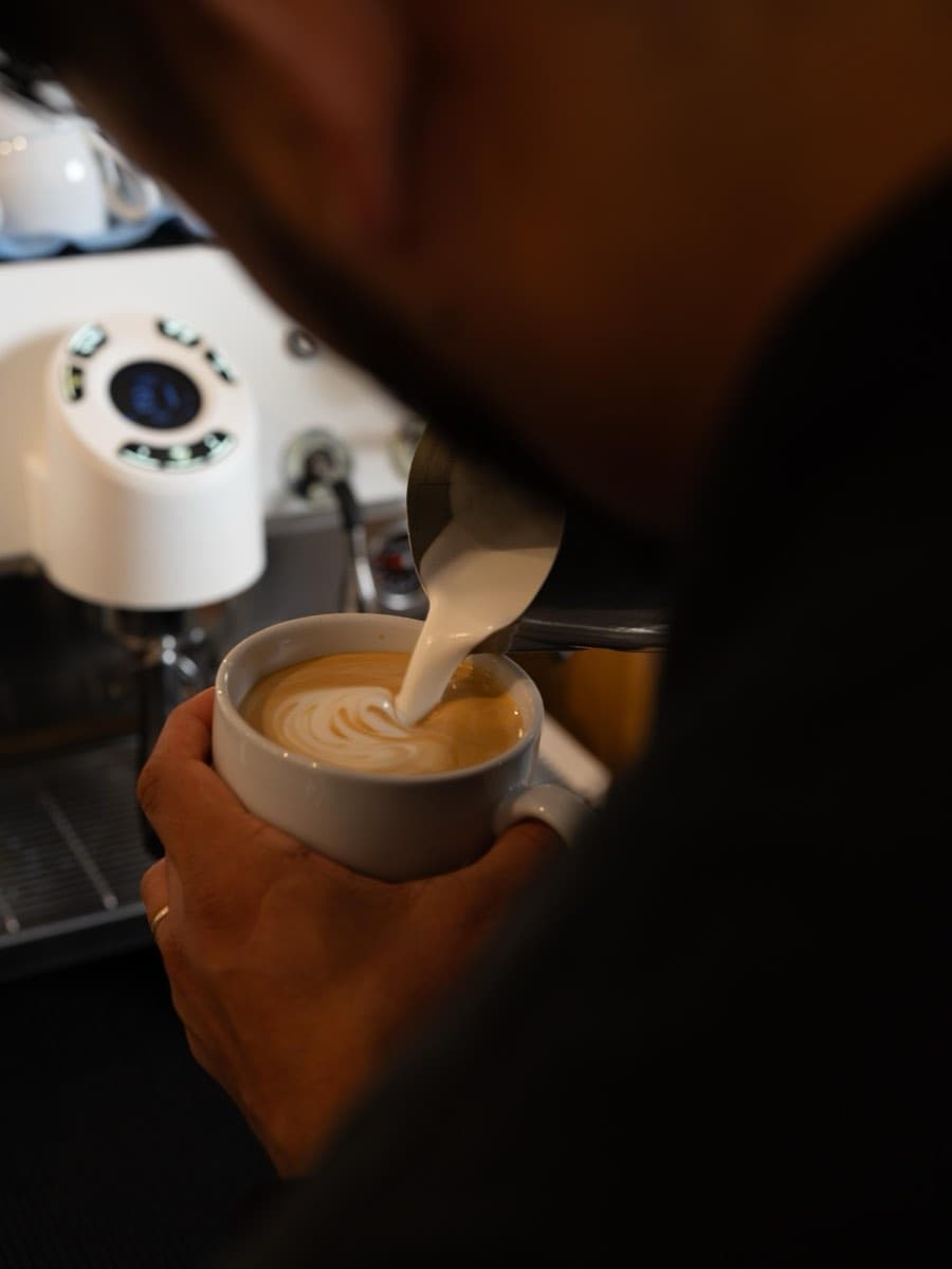 Barista vertiendo leche para latte art